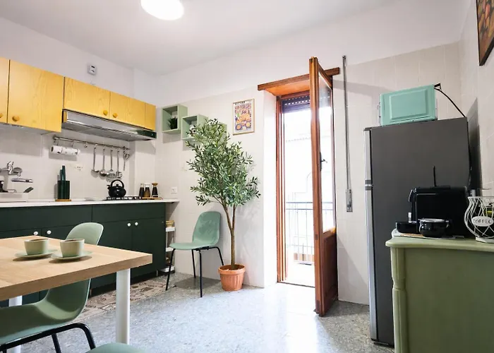 בית נופש Mari & Lucio Bright Sleeps 4 Near Metro Basilica San Paolo- 4 Stops To Colosseum- Wi-fi Ac