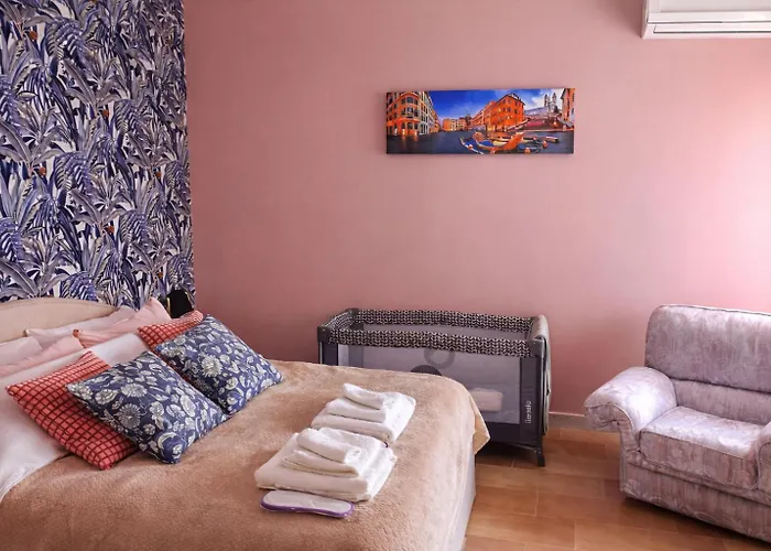 Mari & Lucio Bright Sleeps 4 Near Metro Basilica San Paolo- 4 Stops To Colosseum- Wi-fi Ac בית נופש