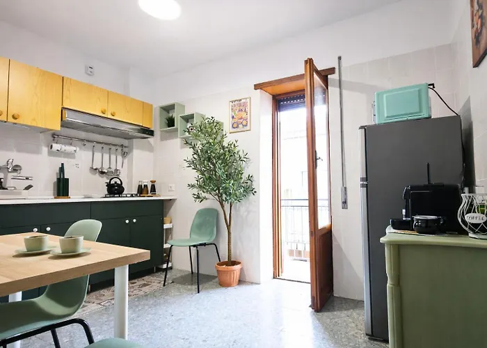 Mari & Lucio Bright Sleeps 4 Near Metro Basilica San Paolo- 4 Stops To Colosseum- Wi-fi Ac *