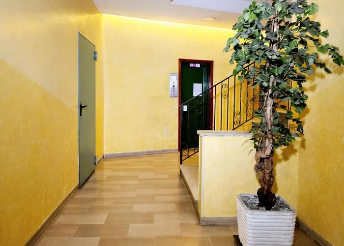 Mari & Lucio Bright Sleeps 4 Near Metro Basilica San Paolo- 4 Stops To Colosseum- Wi-fi Ac בית נופש
